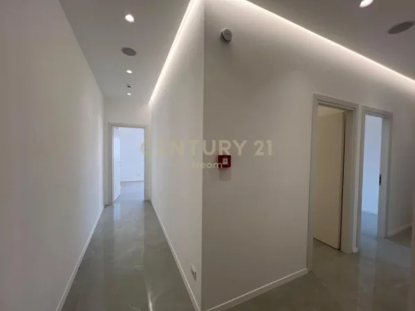 Tirane, shitet Kati 2, 133 m² (Ish Stacioni i Trenit)