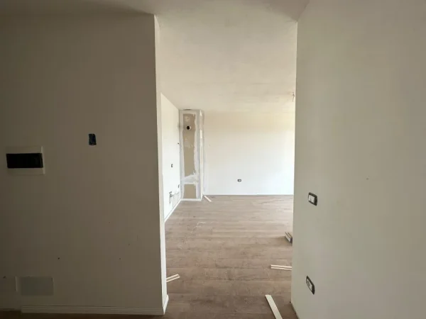 Tirane, shitet apartament 1+1+Ballkon Kati 9, 84 m² 125.000 € (Ish Fusha Aviacionit Garden Residence Turdiu Gati Per Banim)