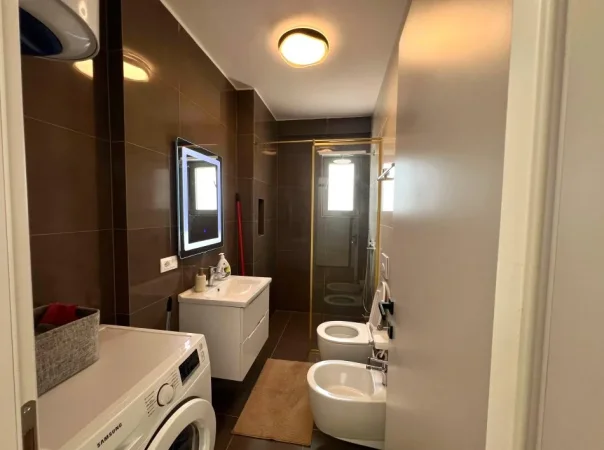 Me Qera: 1+1📍Shkolla e Kuqe (  Pazari i Ri) - 650€ - S.75m² || Pllt.2025 - 100% e Re✨