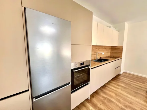 Me Qera: 1+1📍Shkolla e Kuqe (  Pazari i Ri) - 650€ - S.75m² || Pllt.2025 - 100% e Re✨