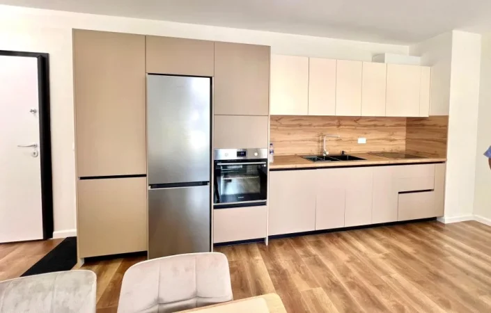 Me Qera: 1+1📍Shkolla e Kuqe (  Pazari i Ri) - 650€ - S.75m² || Pllt.2025 - 100% e Re✨