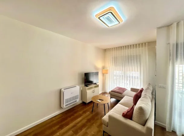 Me Qera: 1+1📍Shkolla e Kuqe (  Pazari i Ri) - 650€ - S.75m² || Pllt.2025 - 100% e Re✨