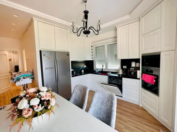 Vlore, jepet me qera apartament 2+1+Ballkon Kati 2, 120 m² 1.000 € (Lungomare, Vlore)