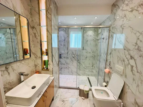 Vlore, jepet me qera apartament 2+1+Ballkon Kati 2, 120 m² 1.000 € (Lungomare, Vlore)