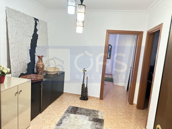 Tirane, jepet me qera apartament 2+1+Aneks+Ballkon Kati 3, 114 m² 700 € (Zogu i Zi, perballe karburant Gazhelit.)