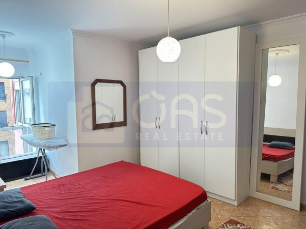 Tirane, jepet me qera apartament 2+1+Aneks+Ballkon Kati 3, 114 m² 700 € (Zogu i Zi, perballe karburant Gazhelit.)