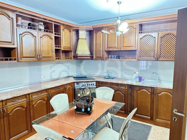 Tirane, jepet me qera apartament 2+1+Aneks+Ballkon Kati 3, 114 m² 700 € (Zogu i Zi, perballe karburant Gazhelit.)
