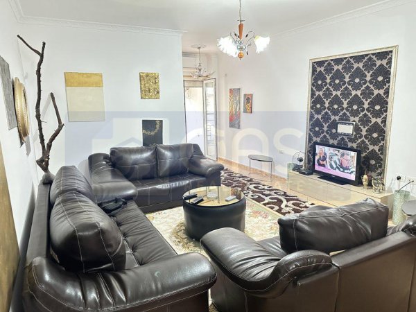Tirane, jepet me qera apartament 2+1+Aneks+Ballkon Kati 3, 114 m² 700 € (Zogu i Zi, perballe karburant Gazhelit.)
