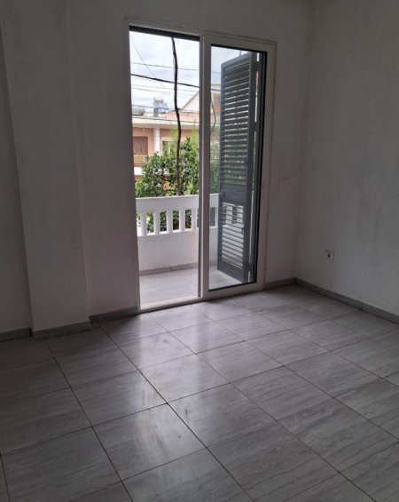 Tirane, jepet me qera apartament 2+1+Ballkon Kati 2, 120 m² 450 € (Rruga Njazi Meka, prane Big Market Allias)