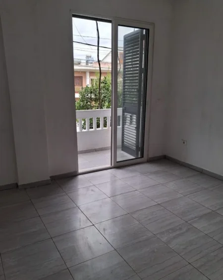 Tirane, jepet me qera apartament 2+1+Ballkon Kati 2, 120 m² 450 € (Rruga Njazi Meka, prane Big Market Allias)