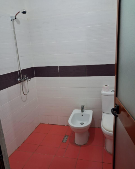 Tirane, jepet me qera apartament 2+1+Ballkon Kati 2, 120 m² 450 € (Rruga Njazi Meka, prane Big Market Allias)