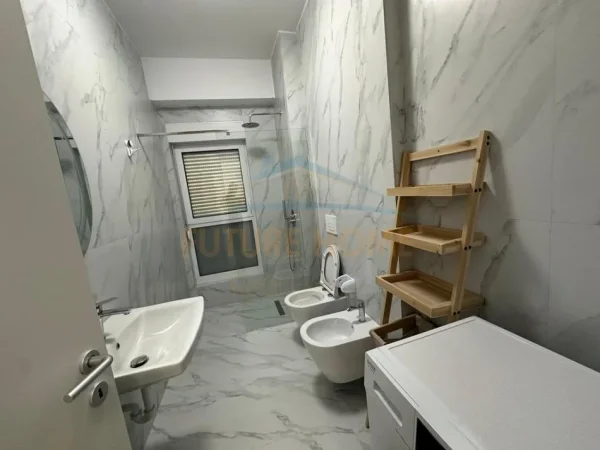 Tirane, jepet me qera apartament 1+1+Ballkon Kati 3, 51 m² 450 € (Ali Demi, Tiranë)