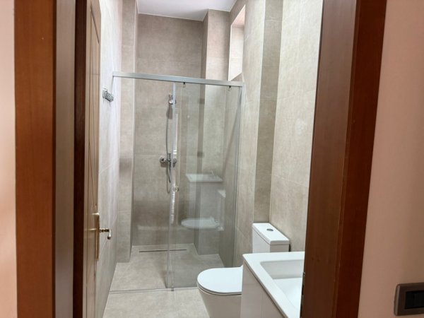 Tirane, jepet me qera Vile 4+1+Ballkon Kati 3, 420 m² 1.200 € (Sauk)
