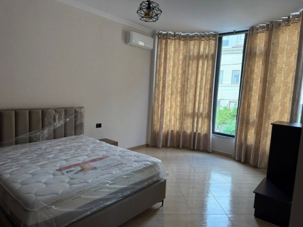 Tirane, jepet me qera Vile 4+1+Ballkon Kati 3, 420 m² 1.200 € (Sauk)