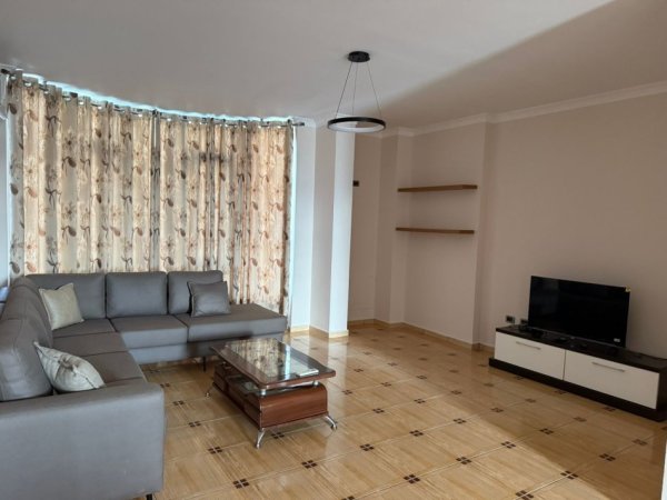 Tirane, jepet me qera Vile 4+1+Ballkon Kati 3, 420 m² 1.200 € (Sauk)