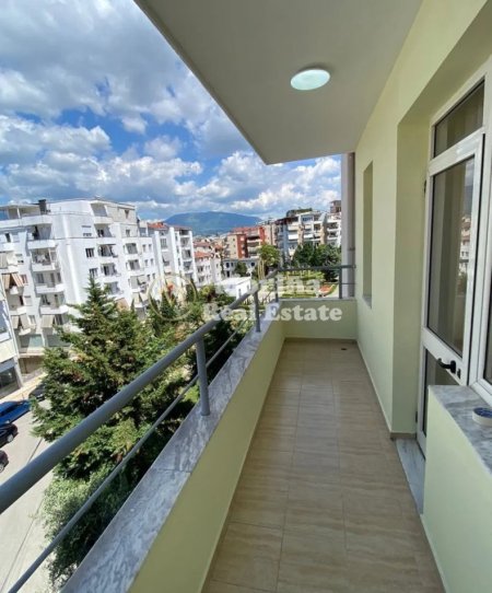 Tirane, jepet me qera apartament 2+1+Ballkon Kati 3, 94 m² 550 € (Kodra e Diellit)