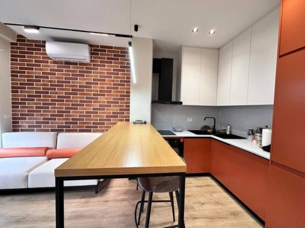 Tirane, jepet me qera apartament 1+1+Ballkon Kati 6, 65 m² 650 € 