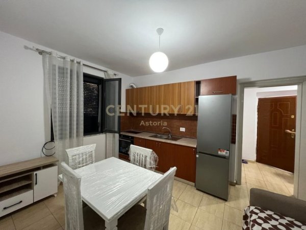 Tirane, jepet me qera apartament 2+1 Kati 3, 55 m² 550 € (Rr. Mine Peza)