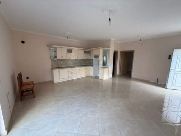 Pogradec, jepet me qera shtepi 1+1+Ballkon Kati 2, 65 m² 180 € (Përroi Caprazit , Pogradec)