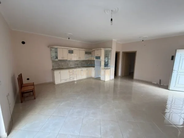 Pogradec, jepet me qera shtepi 1+1+Ballkon Kati 2, 65 m² 180 € (Përroi Caprazit , Pogradec)