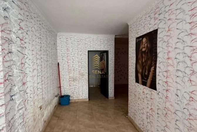 Tirane, jepet me qera ambjent biznesi Kati 0, 47 m² 300 € (Laprake)