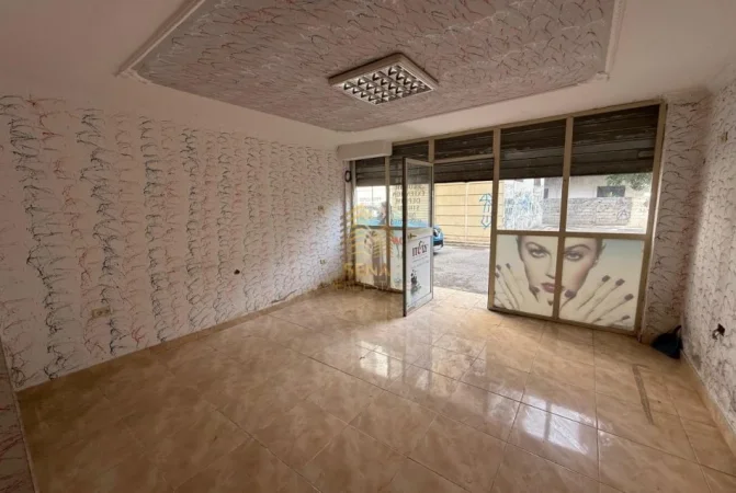 Tirane, jepet me qera ambjent biznesi Kati 0, 47 m² 300 € (Laprake)