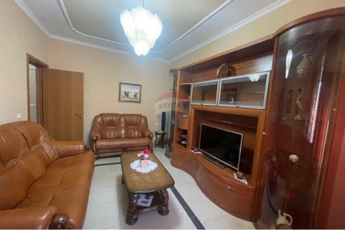 Tirane, jepet me qera apartament 1+1+Ballkon Kati 4, 75 m² 800 € 