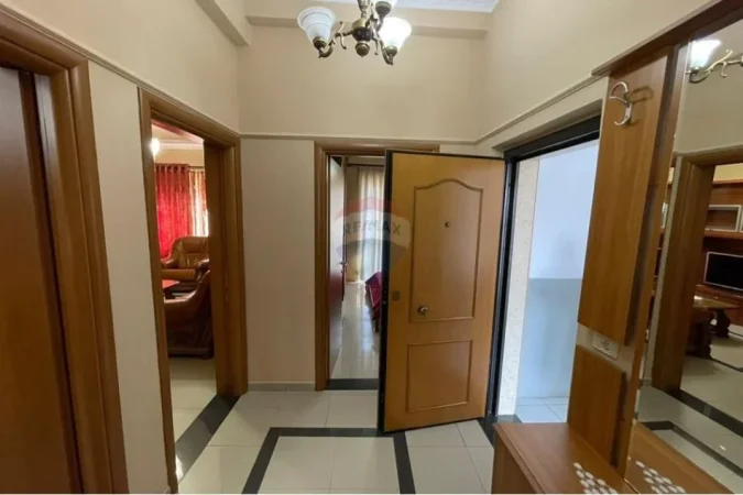 Tirane, jepet me qera apartament 1+1+Ballkon Kati 4, 75 m² 800 € 