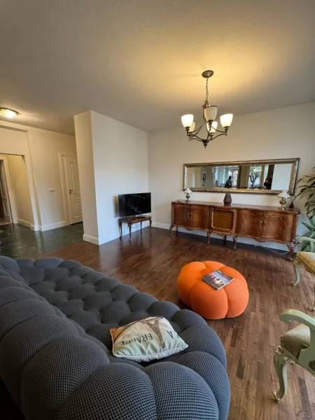 Tirane, jepet me qera apartament 2+1 Kati 9, 140 m² 1.000 € (komuna e parisit)