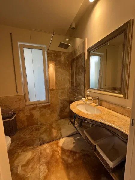 Tirane, jepet me qera apartament 2+1 Kati 9, 140 m² 1.000 € (komuna e parisit)