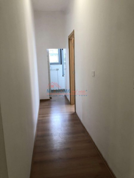 Tirane, jepet me qera zyre Kati 1, 65 m² 1.500 € (Qender)