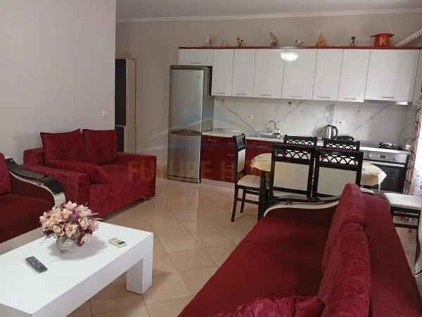 Durres, jepet me qera apartament 2+1+Ballkon Kati 2, 82 m² 400 € (Plazh Rrota Kuqe, Durrës)