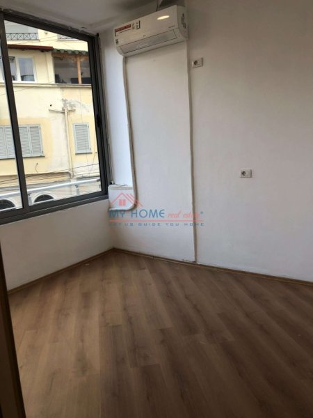 Tirane, jepet me qera zyre Kati 1, 65 m² 1.500 € (Qender)