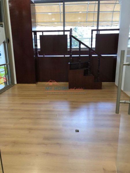 Tirane, jepet me qera zyre Kati 1, 65 m² 1.500 € (Qender)