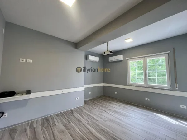 Tirane, jepet me qera ambjent biznesi Kati 1, 106 m² 900 € (Brryli)