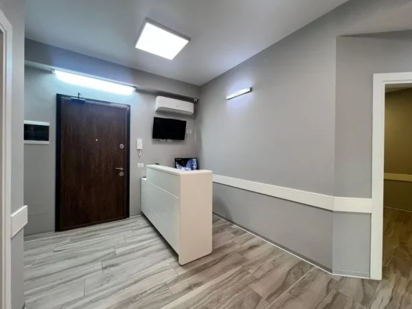 Tirane, jepet me qera ambjent biznesi Kati 1, 106 m² 900 € (Brryli)