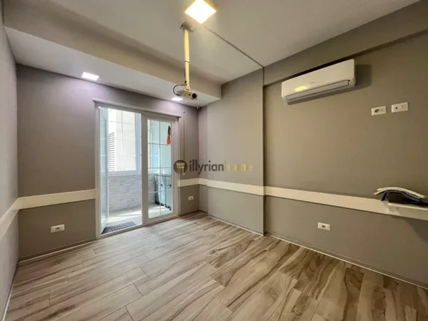 Tirane, jepet me qera ambjent biznesi Kati 1, 106 m² 900 € (Brryli)