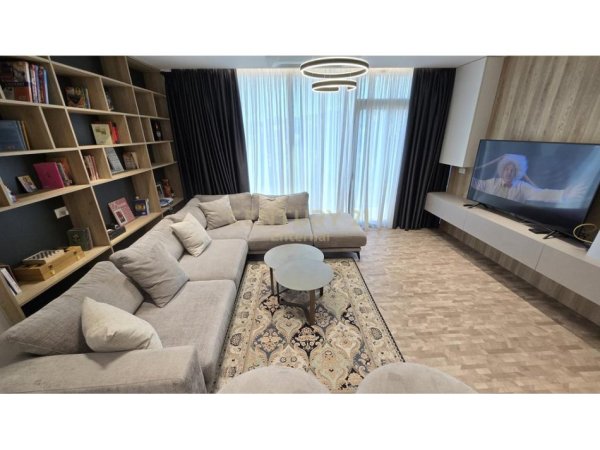Tirane, jepet me qera apartament 3+1 Kati 6, 165 m² 2.500 € (Lake View)