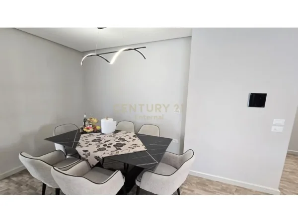 Tirane, jepet me qera apartament 3+1 Kati 6, 165 m² 2.500 € (Lake View)