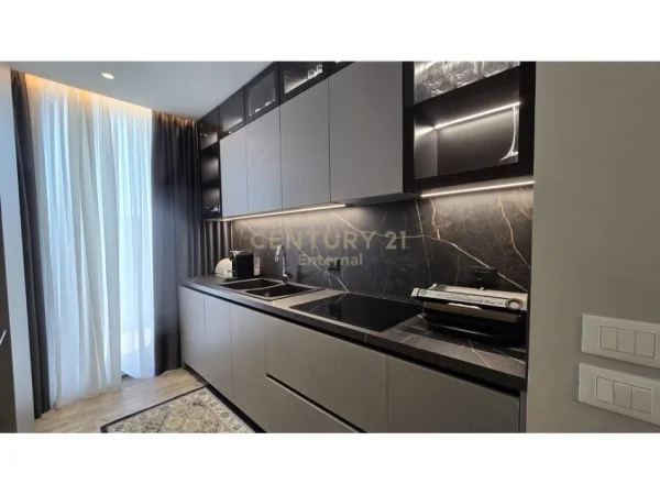 Tirane, jepet me qera apartament 3+1 Kati 6, 165 m² 2.500 € (Lake View)