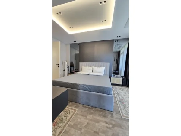 Tirane, jepet me qera apartament 3+1 Kati 6, 165 m² 2.500 € (Lake View)