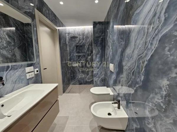 Tirane, jepet me qera apartament 3+1 Kati 6, 165 m² 2.500 € (Lake View)