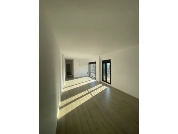 Tirane, jepet me qera zyre Kati 7, 77 m² 900 € (Rr.e Elbasanit)