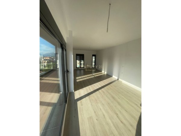 Tirane, jepet me qera zyre Kati 7, 77 m² 900 € (Rr.e Elbasanit)