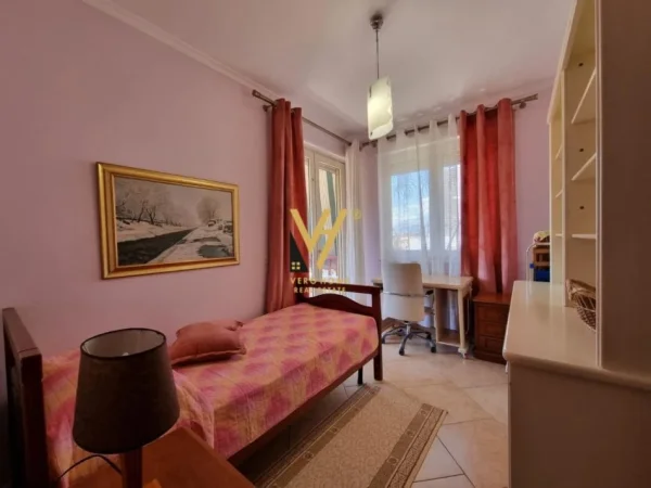 Tirane, jepet me qera apartament 3+1+Ballkon Kati 7, 130 m² 1.000 € (STADIUMI AIR ALBANIA)