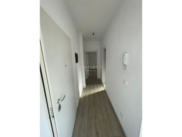 Tirane, jepet me qera zyre Kati 7, 77 m² 900 € 