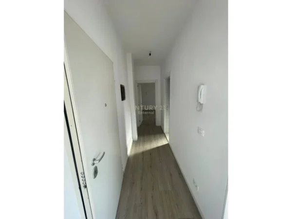 Tirane, jepet me qera zyre Kati 7, 77 m² 900 € 