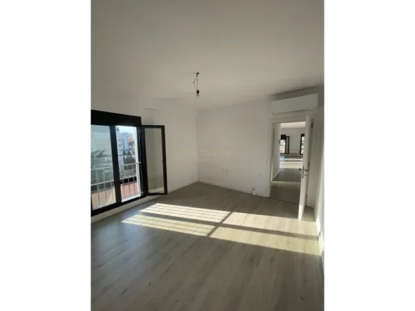 Tirane, jepet me qera zyre Kati 7, 77 m² 900 € 