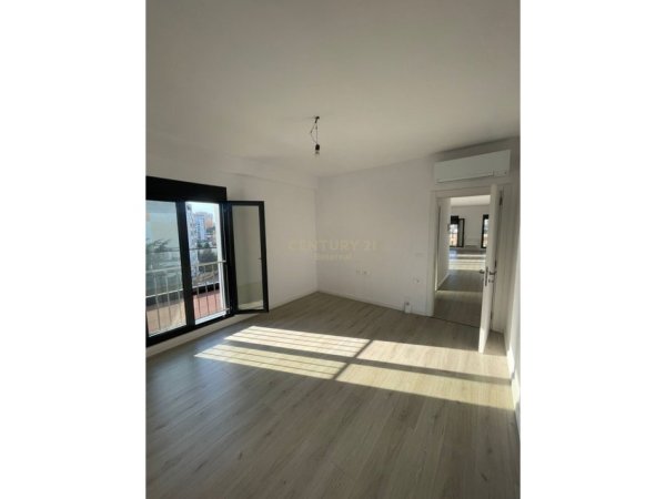 Tirane, jepet me qera zyre Kati 7, 77 m² 900 € 