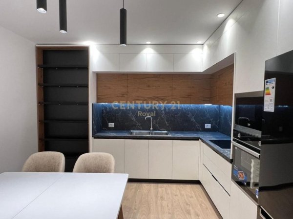 Tirane, jepet me qera apartament 2+1+Aneks+Ballkon Kati 3, 120 m² 1.200 € 